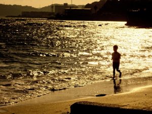 夕焼けの砂浜を走って少年院へ戻るジョー